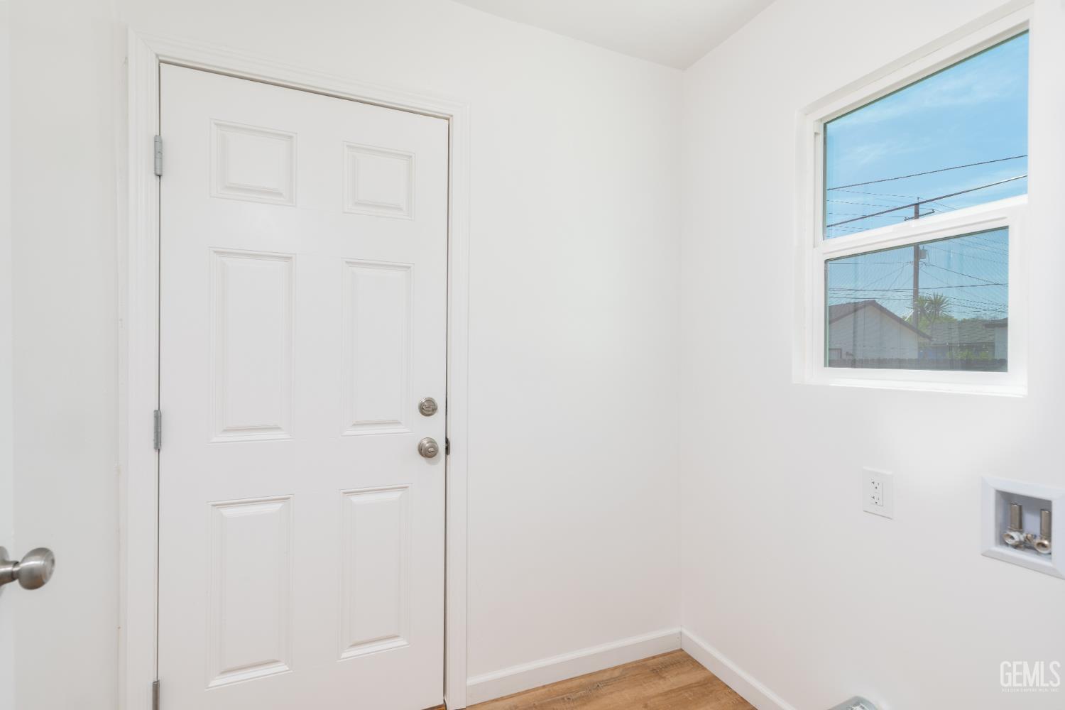 2907 Truxtun Avenue — photo 20