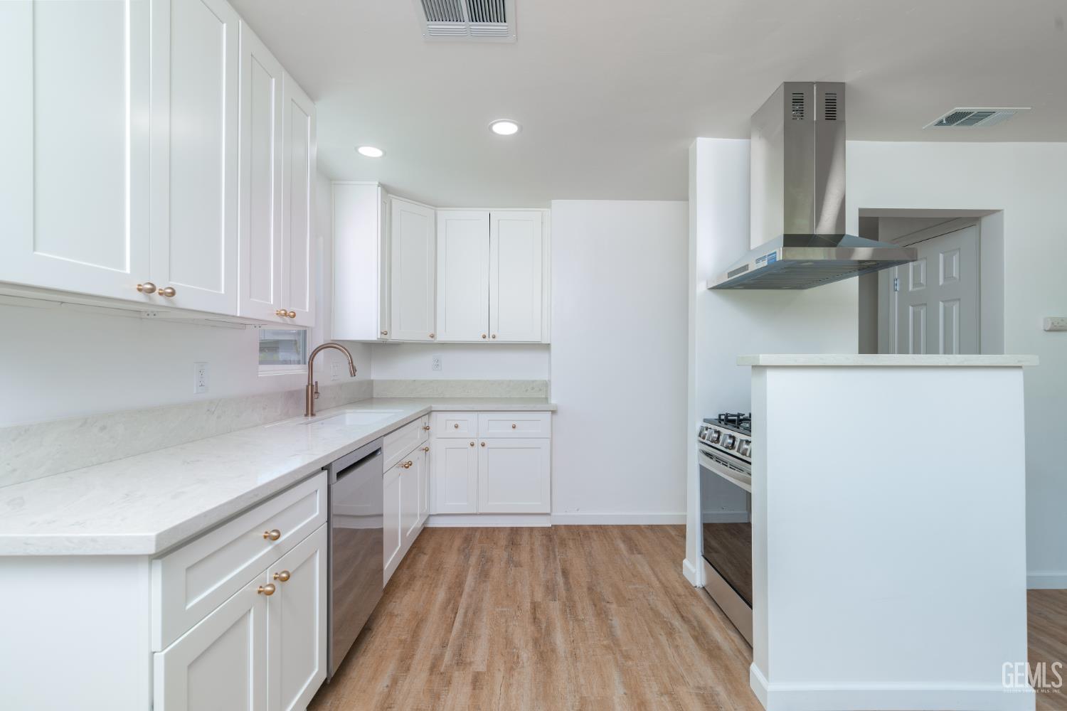 2907 Truxtun Avenue — photo 4
