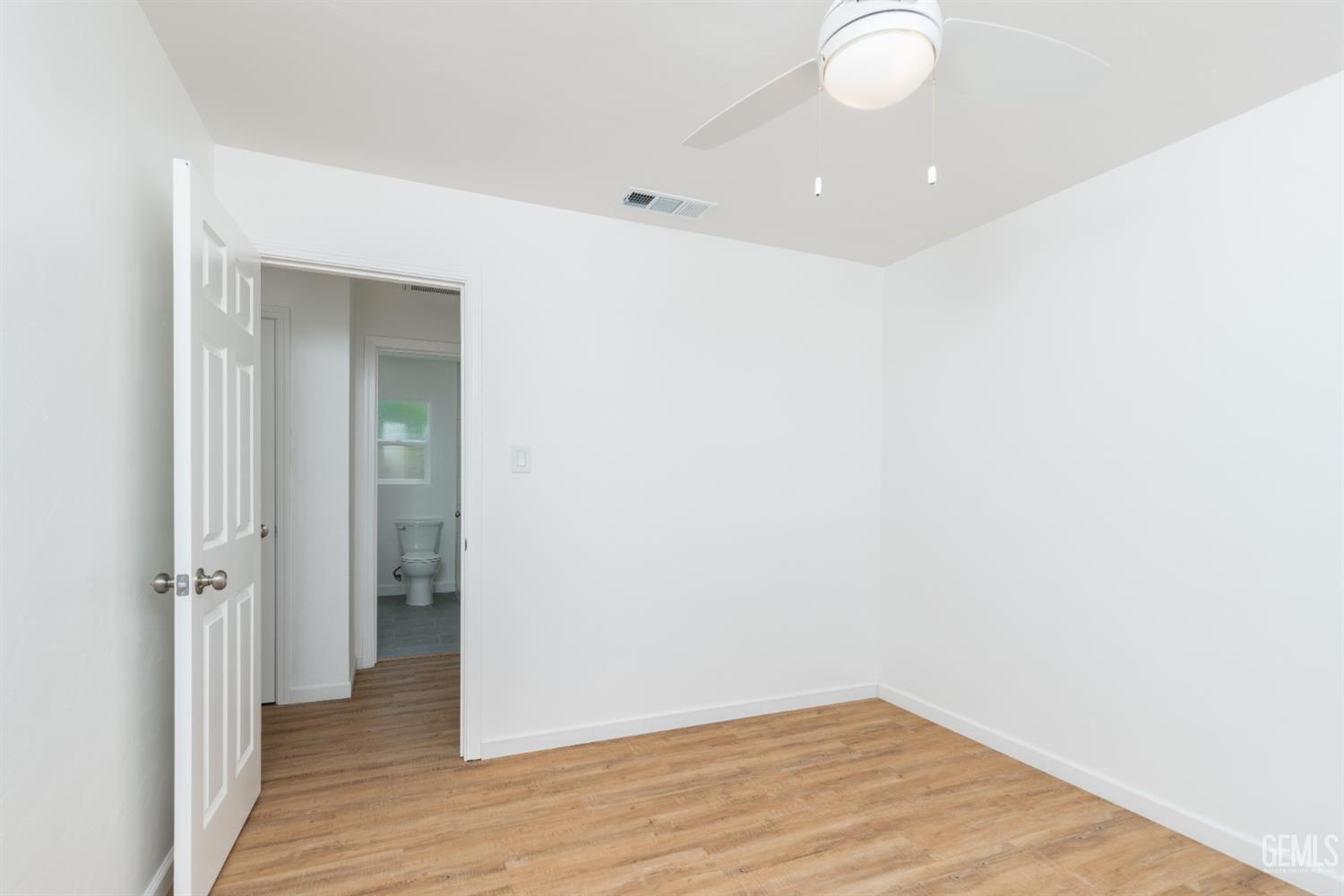 2907 Truxtun Avenue — photo 17