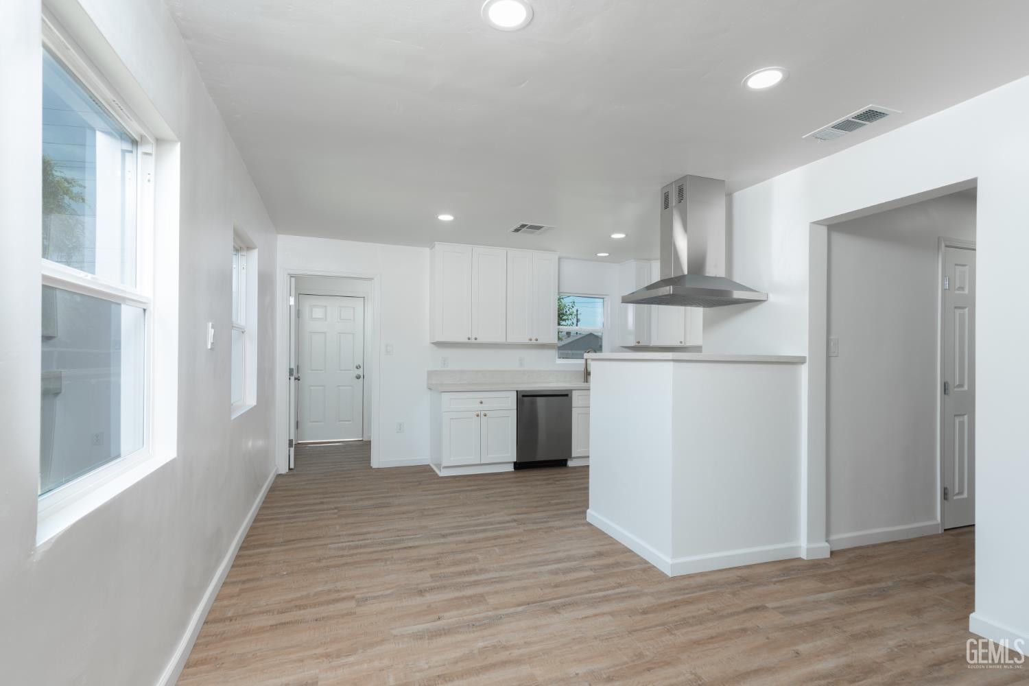 2907 Truxtun Avenue — photo 5