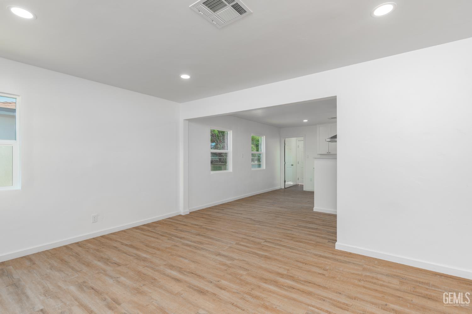 2907 Truxtun Avenue — photo 9