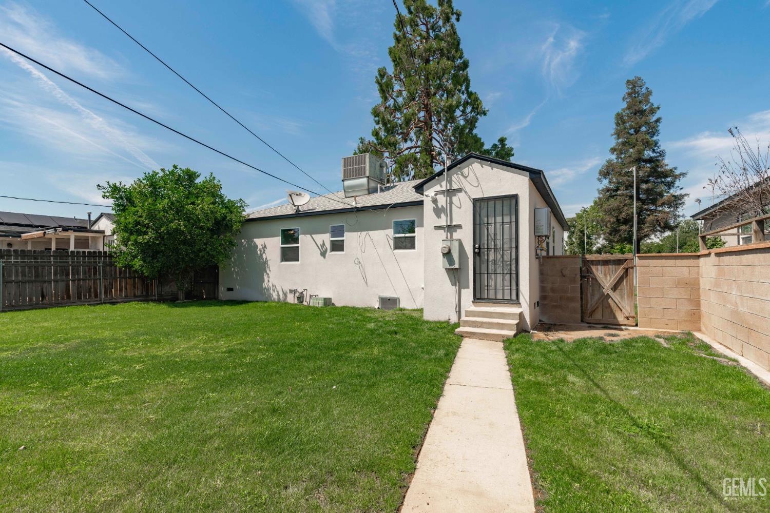 2907 Truxtun Avenue — photo 21