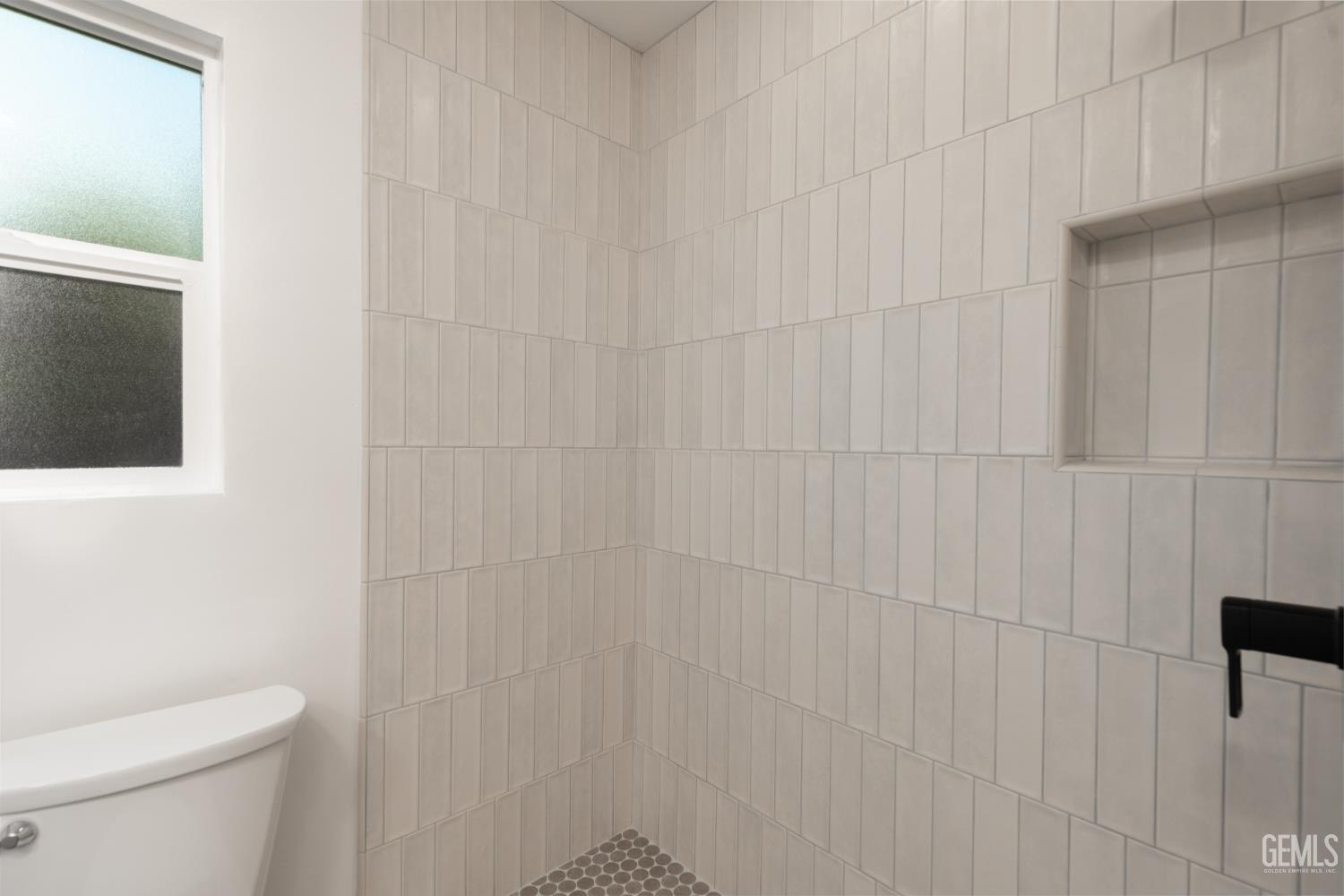 2907 Truxtun Avenue — photo 15