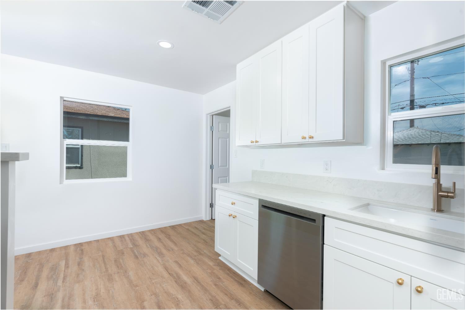 2907 Truxtun Avenue — photo 11