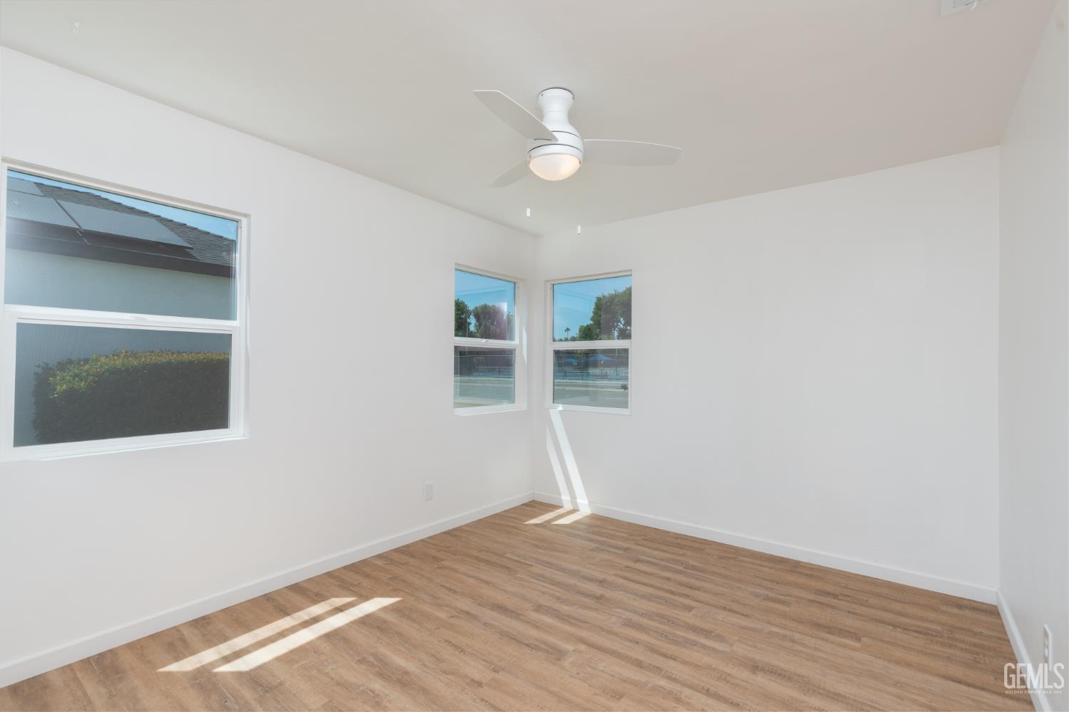 2907 Truxtun Avenue — photo 13