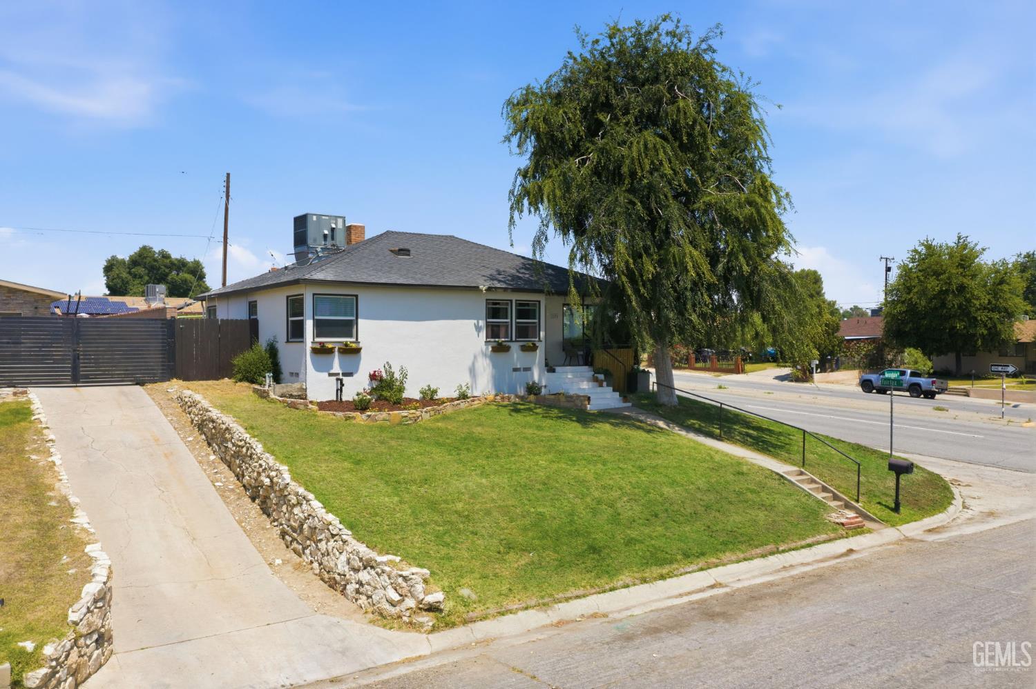 2228 Avondale Drive — photo 2