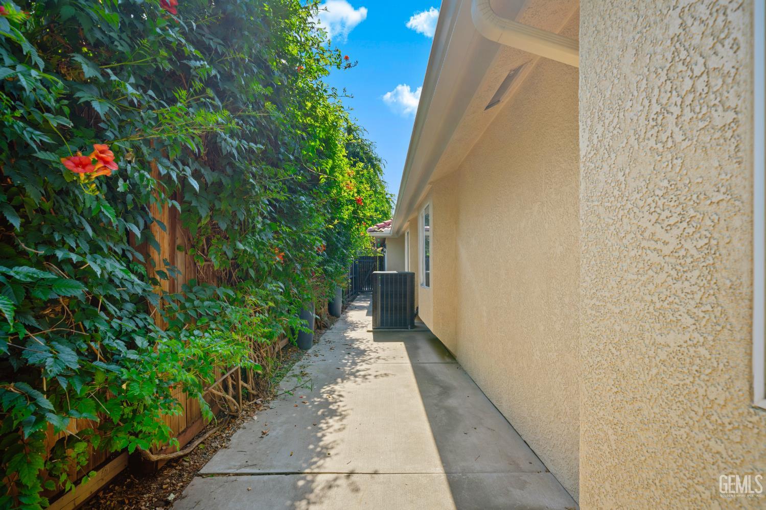 1009 Wealdshire Court — photo 39
