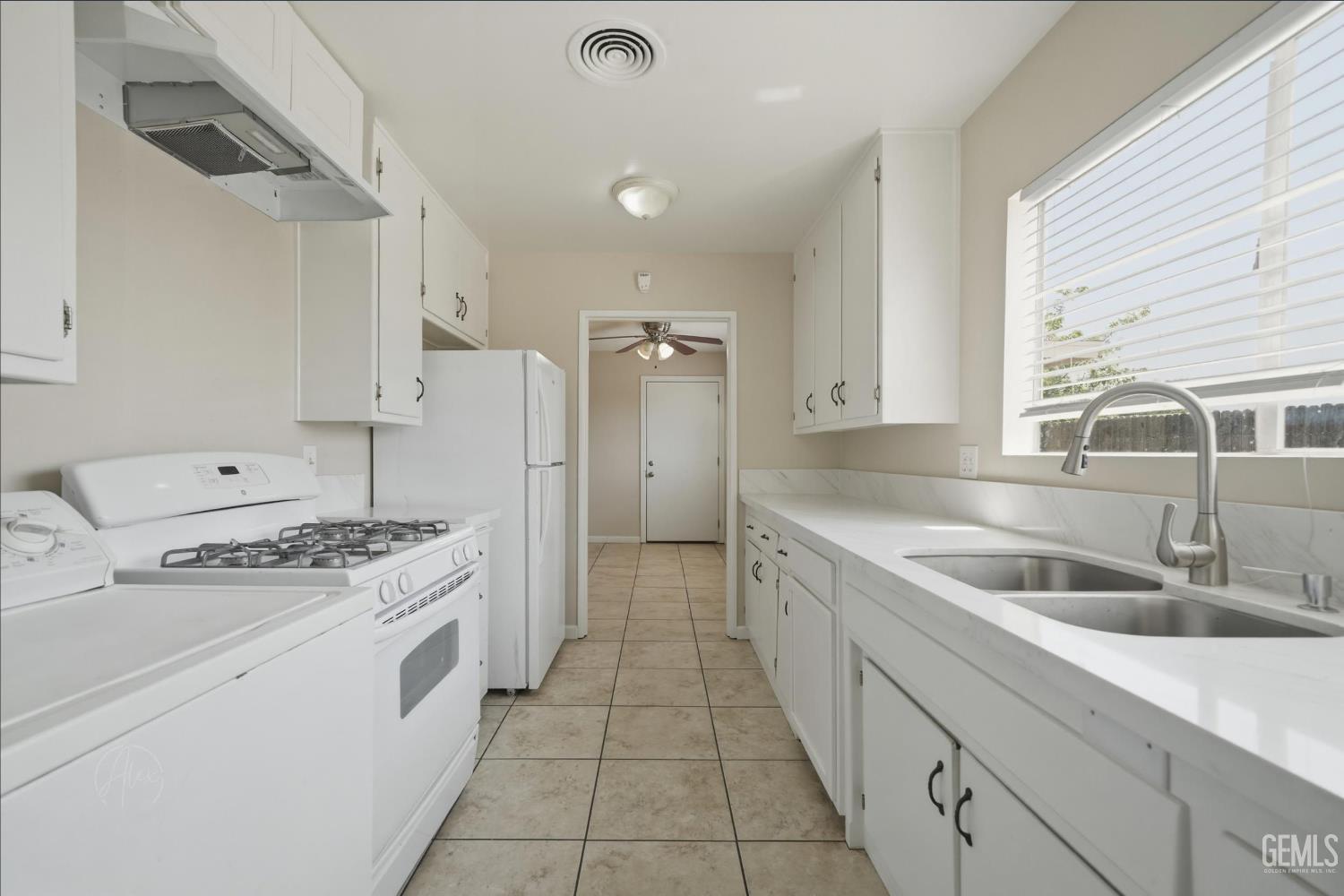 2540 Lynwood Street — photo 18