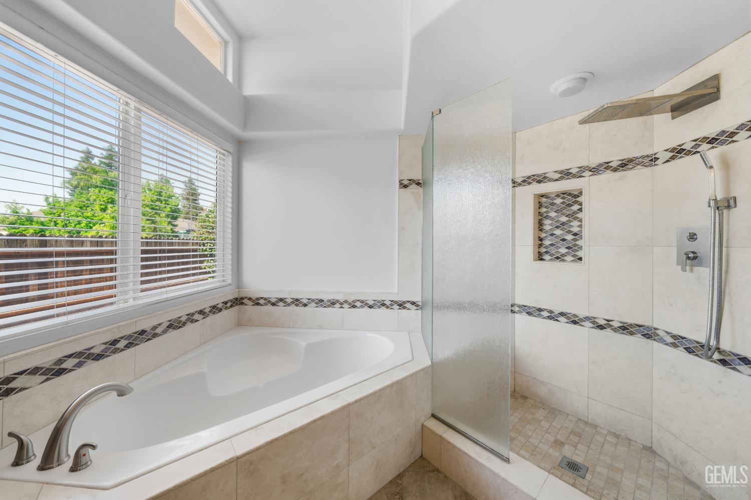 1009 Wealdshire Court — photo 28