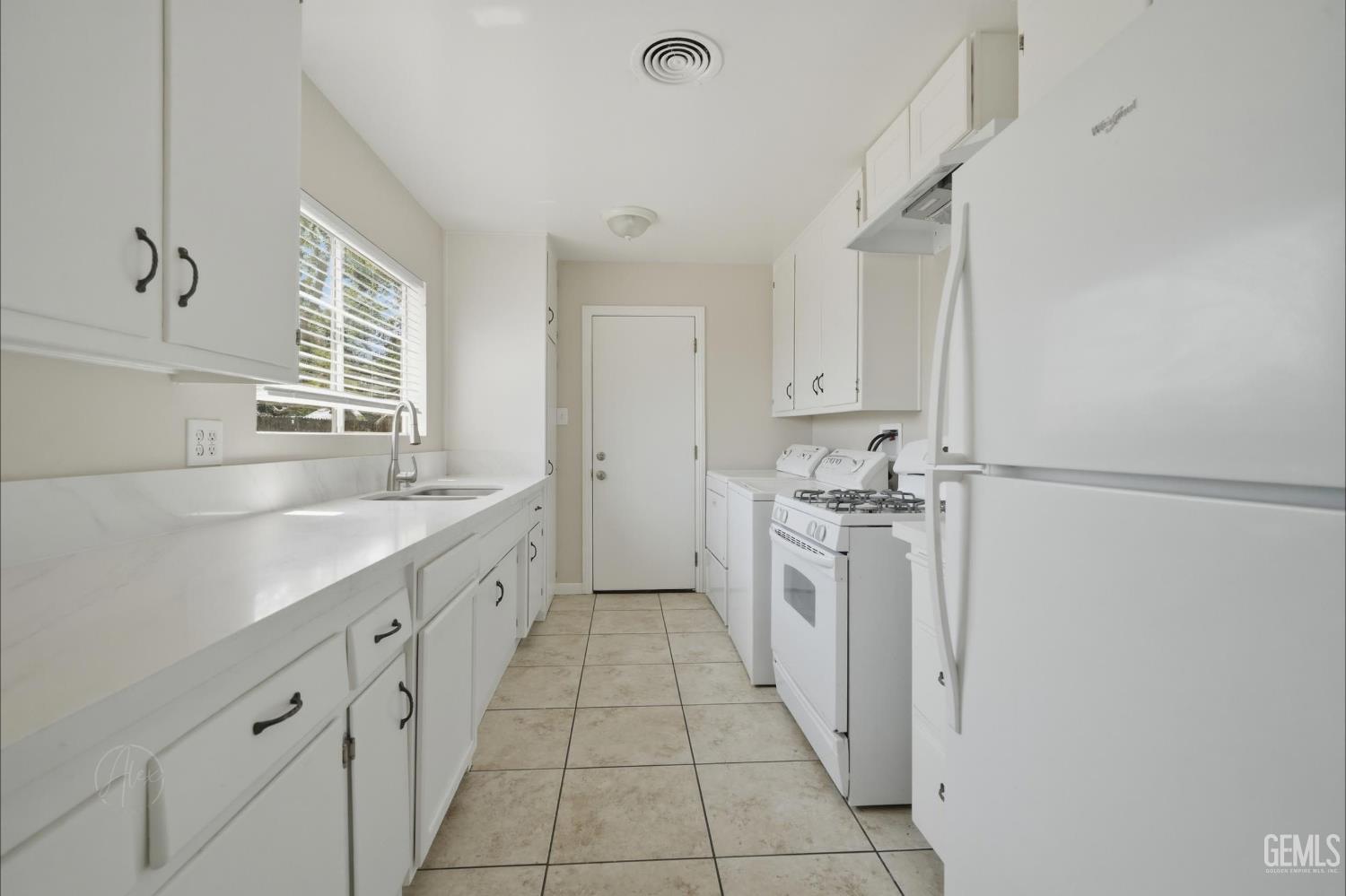2540 Lynwood Street — photo 15