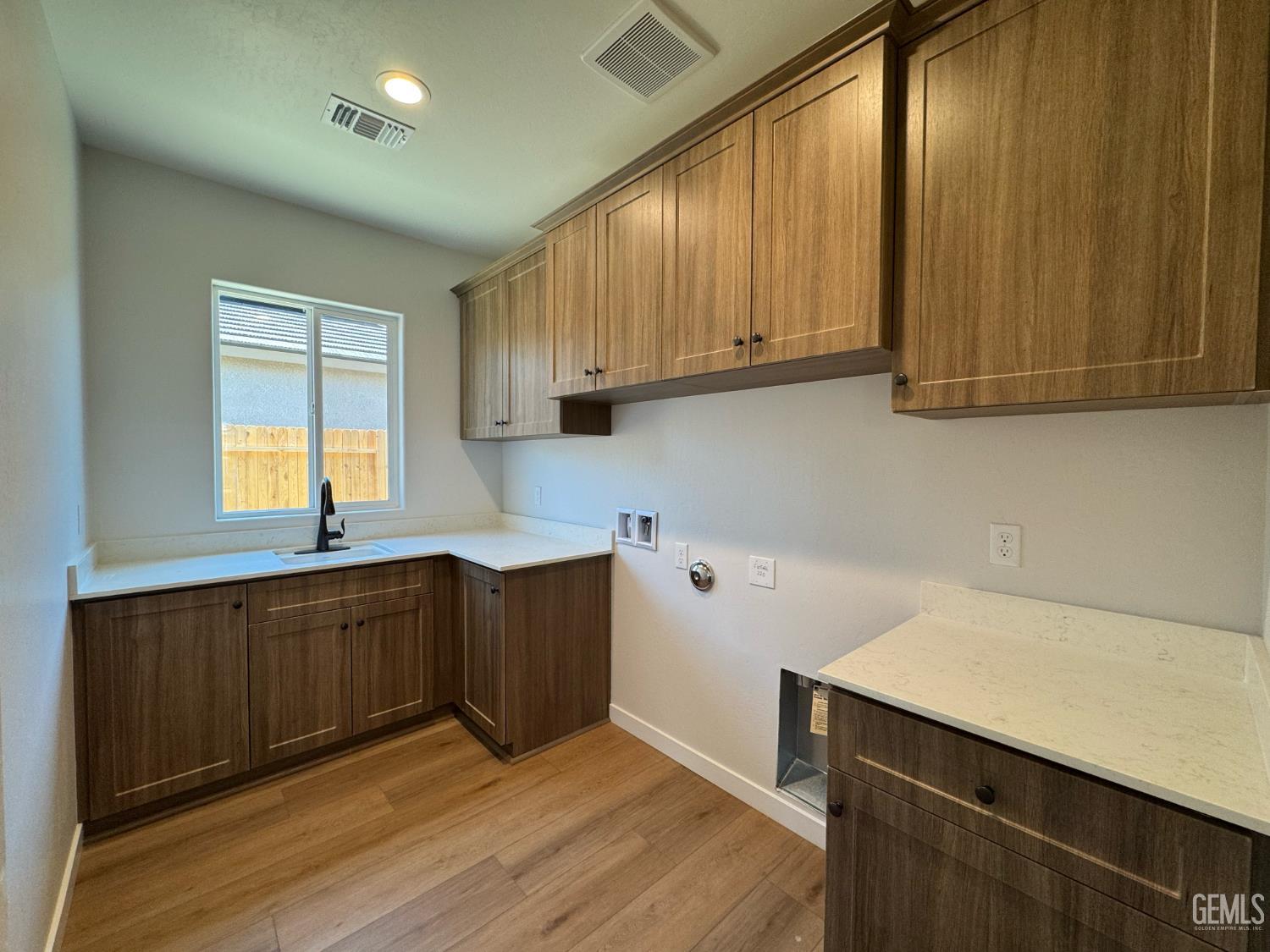11020 Alcazar Avenue — photo 8