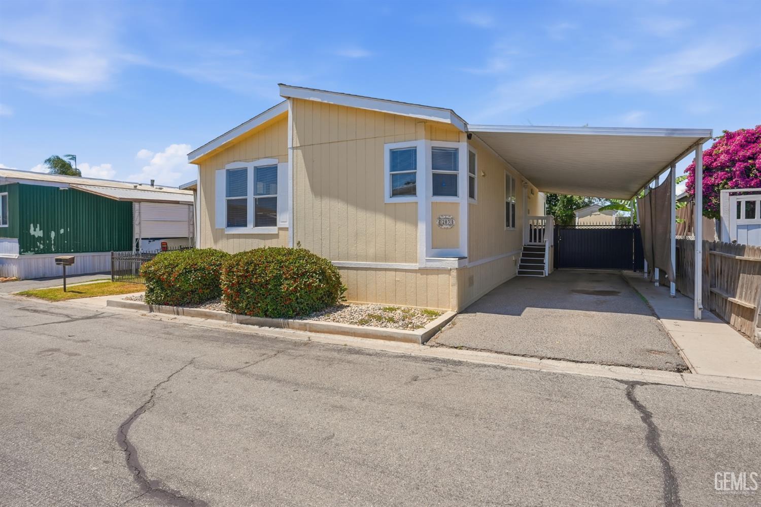 Manufactured Home in Bakersfield, photo 3 of 29