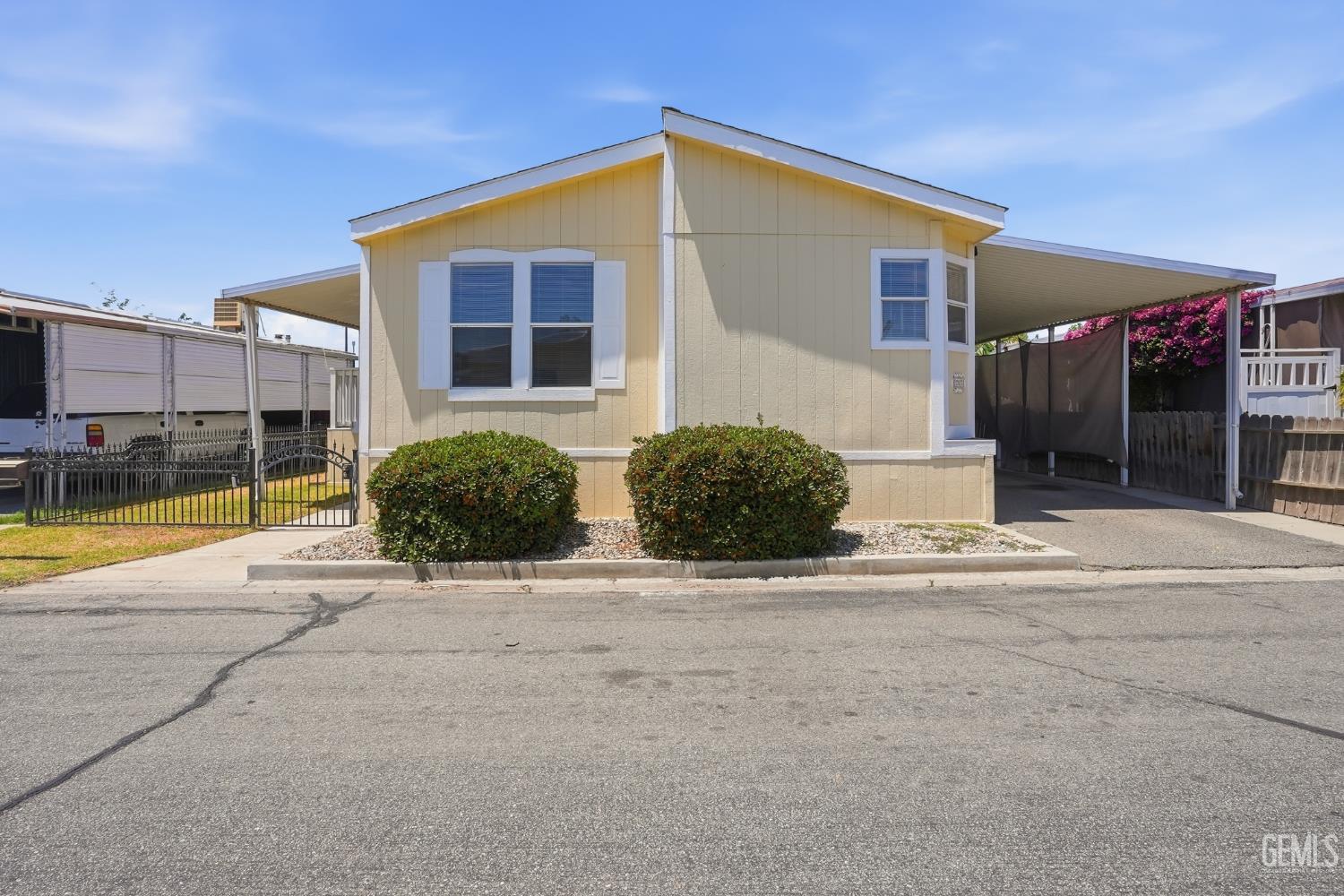 Manufactured Home in Bakersfield, photo 2 of 29