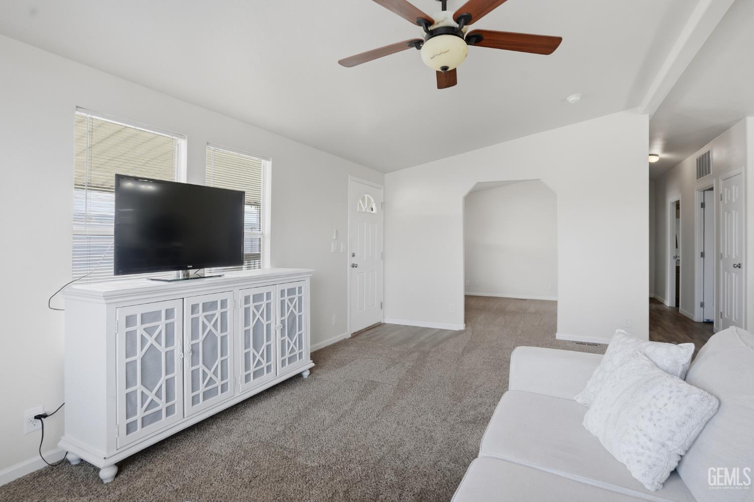 Manufactured Home in Bakersfield, photo 5 of 29