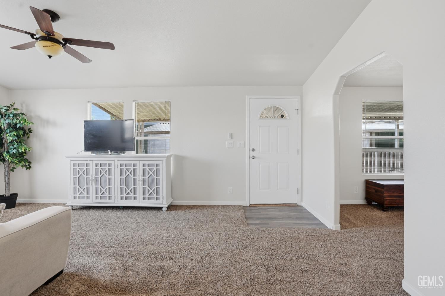 Manufactured Home in Bakersfield, photo 4 of 29