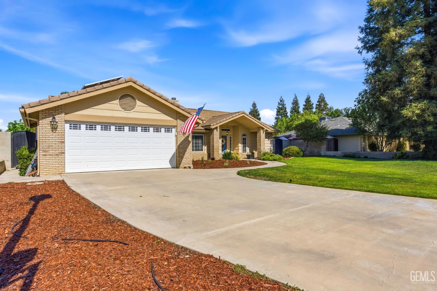 Single Family Residence in Bakersfield, photo 4 of 39