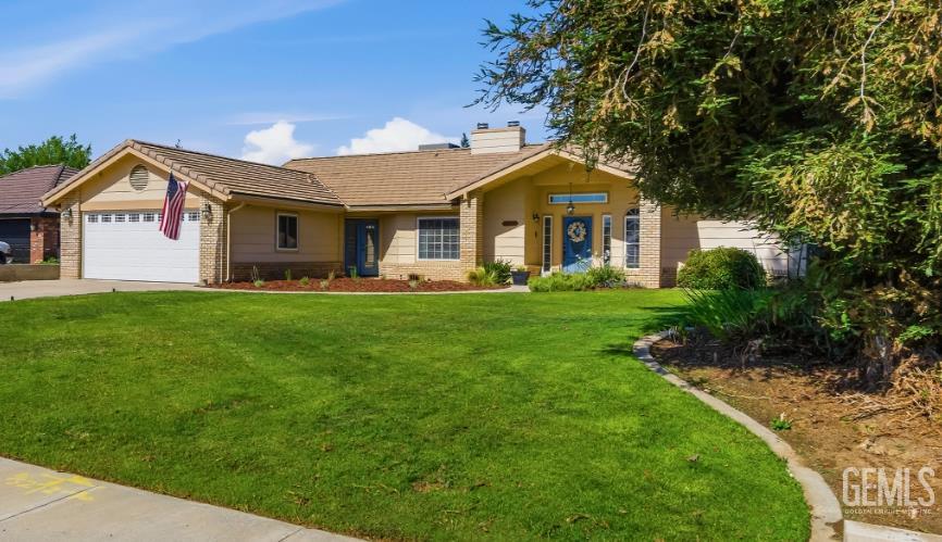 Single Family Residence in Bakersfield, photo 3 of 39