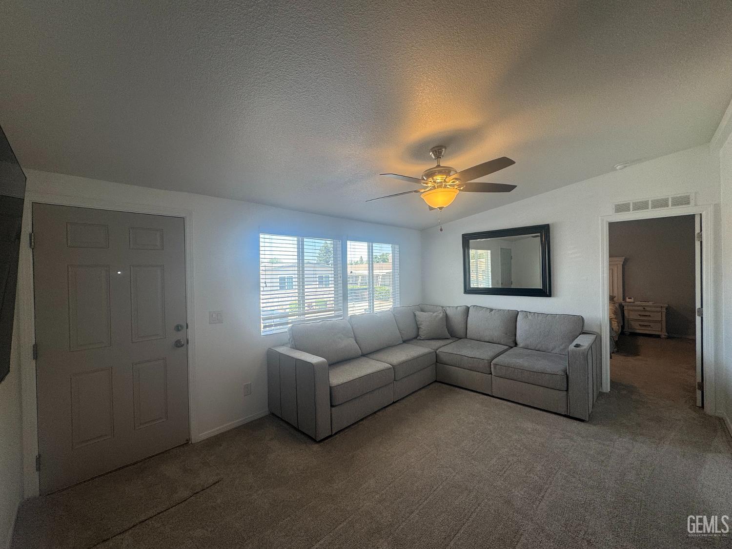 Manufactured Home in Bakersfield, photo 4 of 13