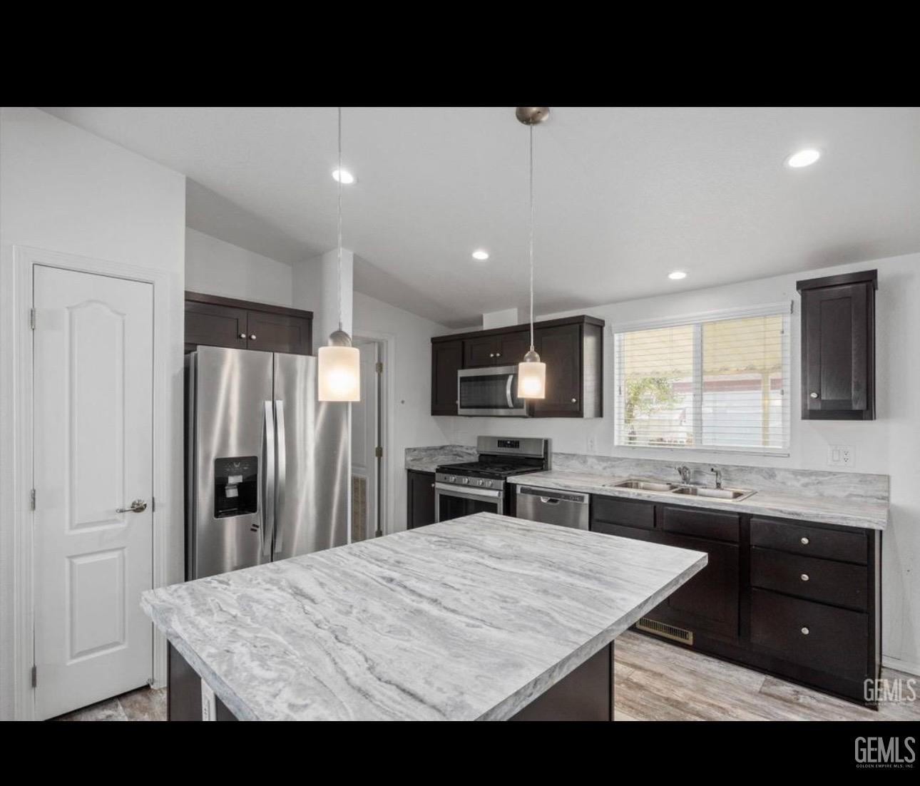 Manufactured Home in Bakersfield, photo 3 of 13