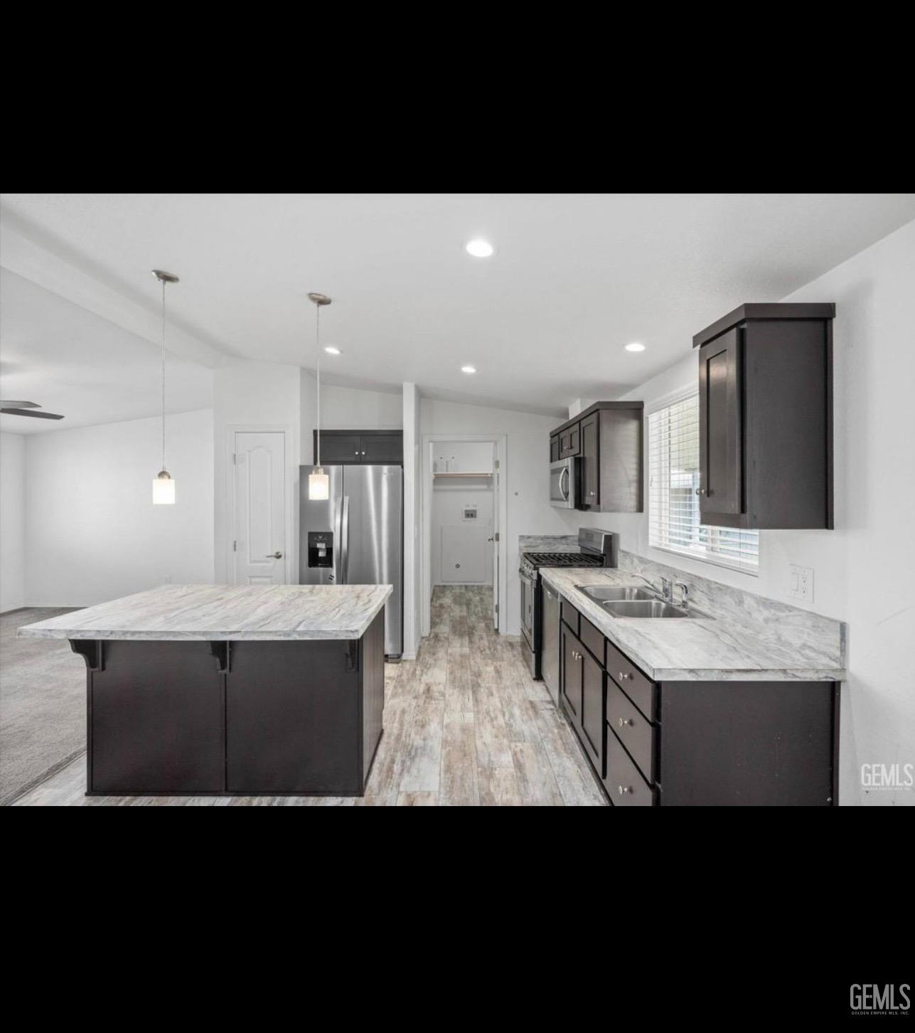 Manufactured Home in Bakersfield, photo 2 of 13