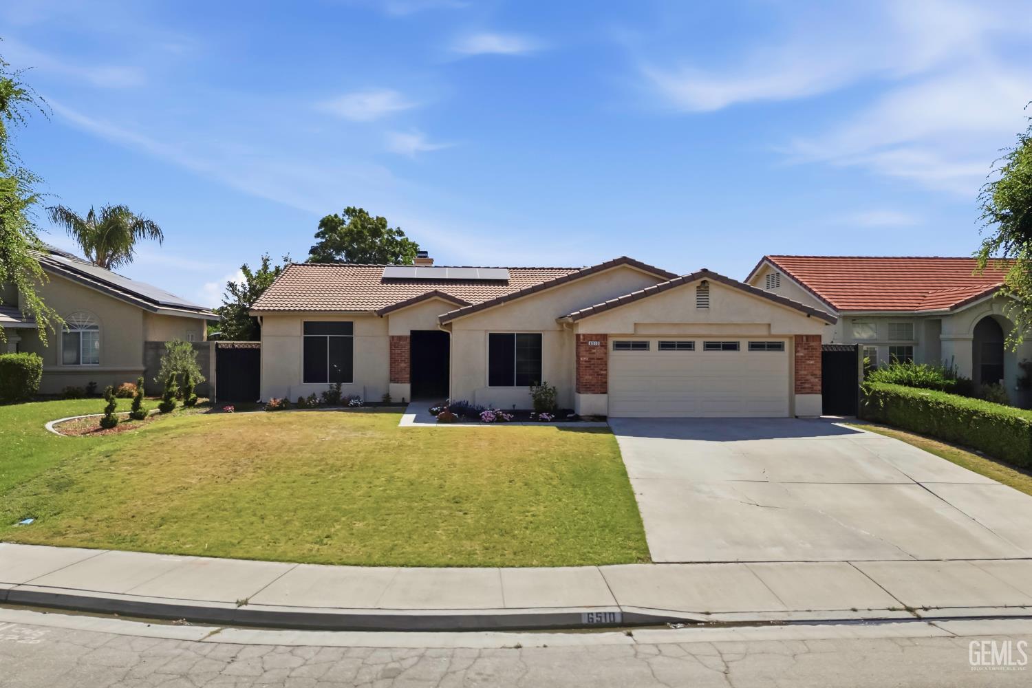 Single Family Residence in Bakersfield, photo 2 of 37