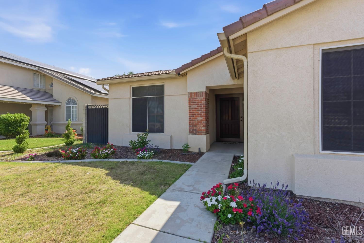 Single Family Residence in Bakersfield, photo 3 of 37