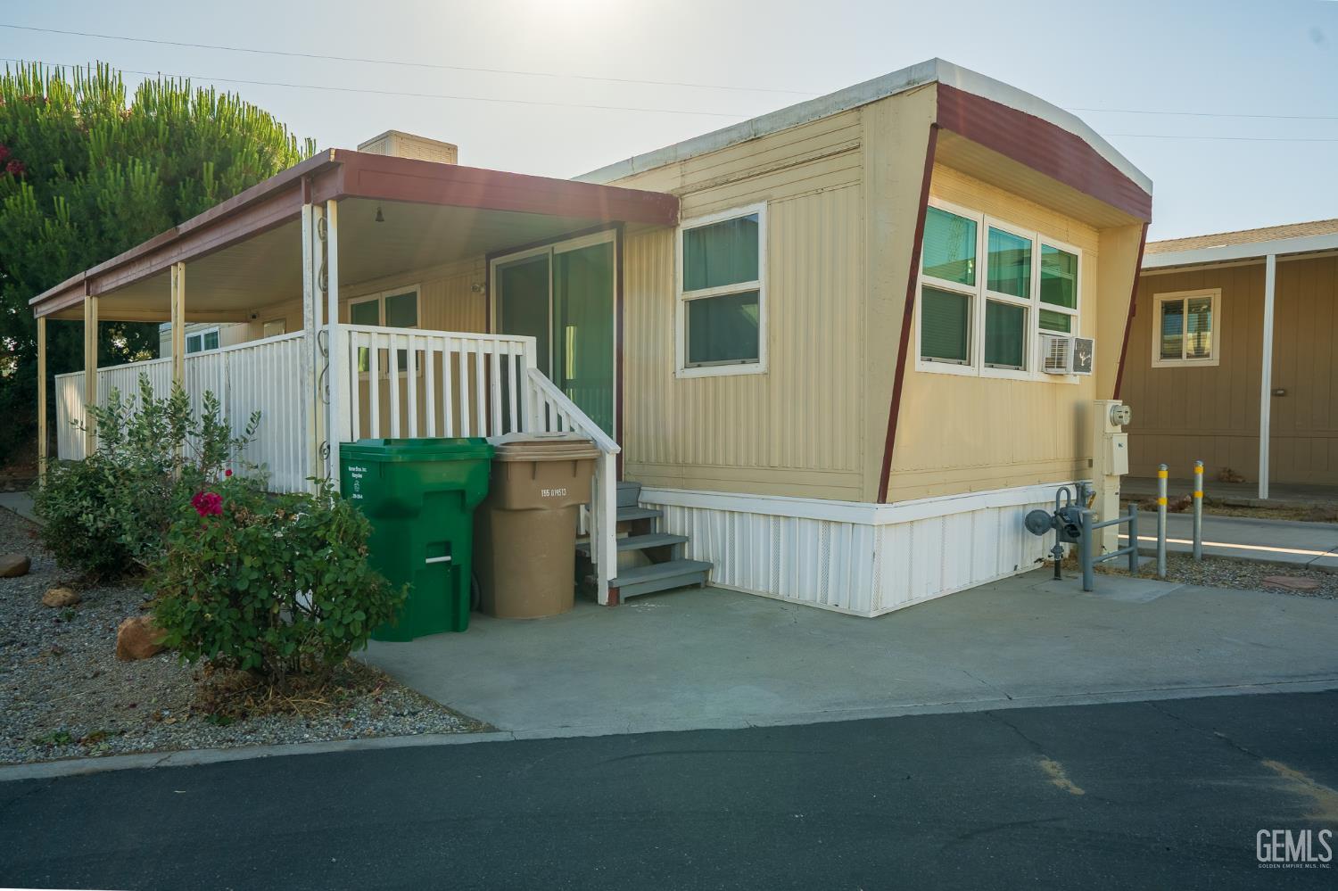 Mobile Home in Bakersfield, photo 3 of 18