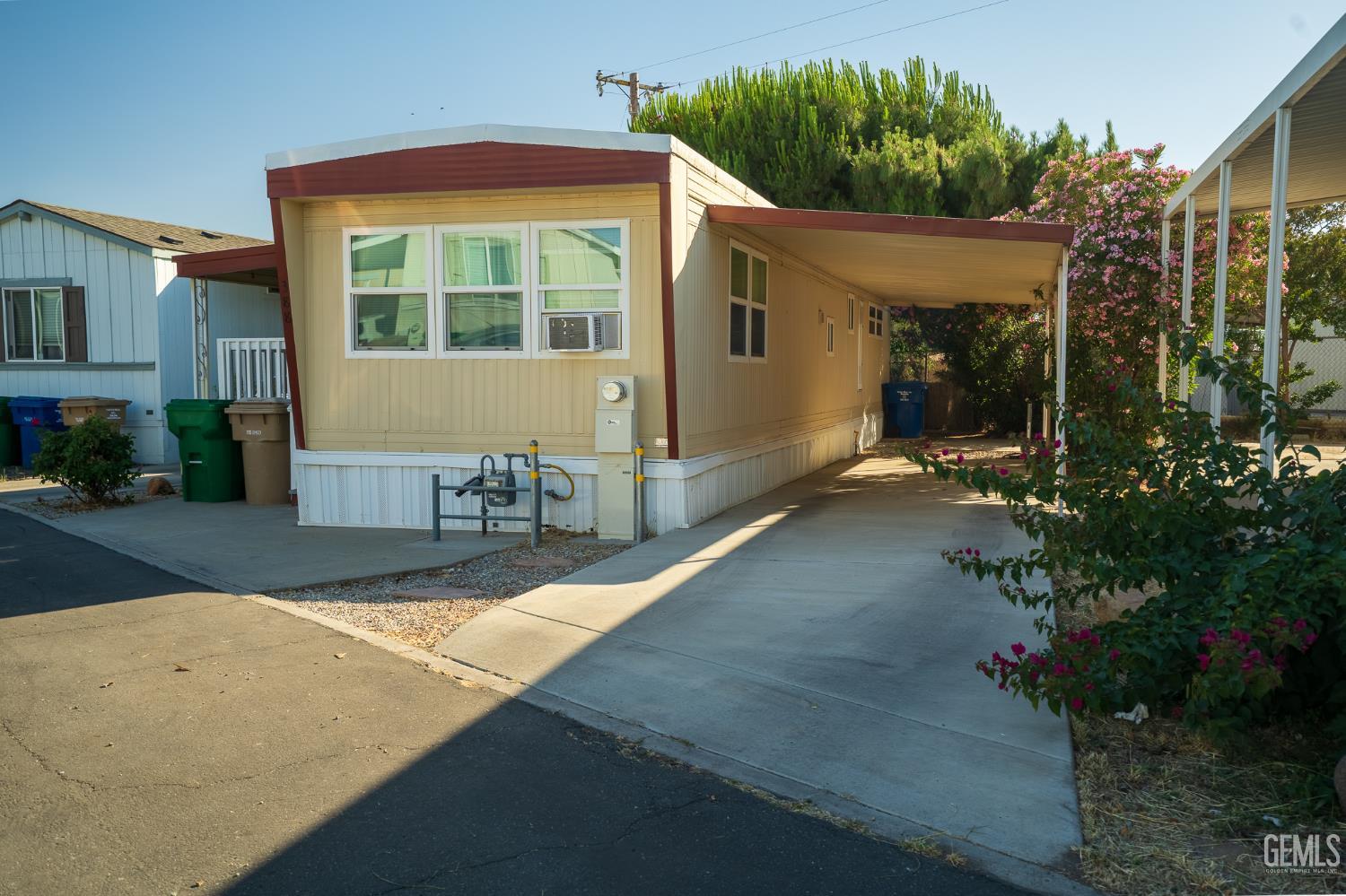 Mobile Home in Bakersfield, photo 2 of 18