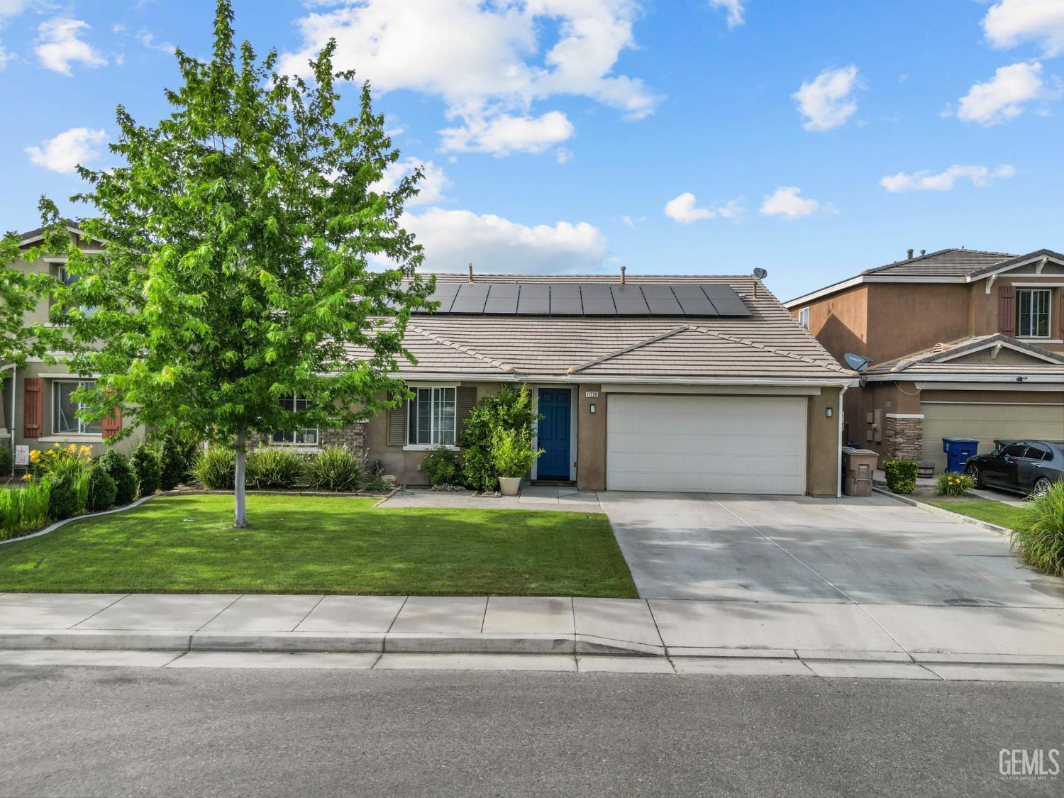 Single Family Residence in Bakersfield, photo 2 of 37