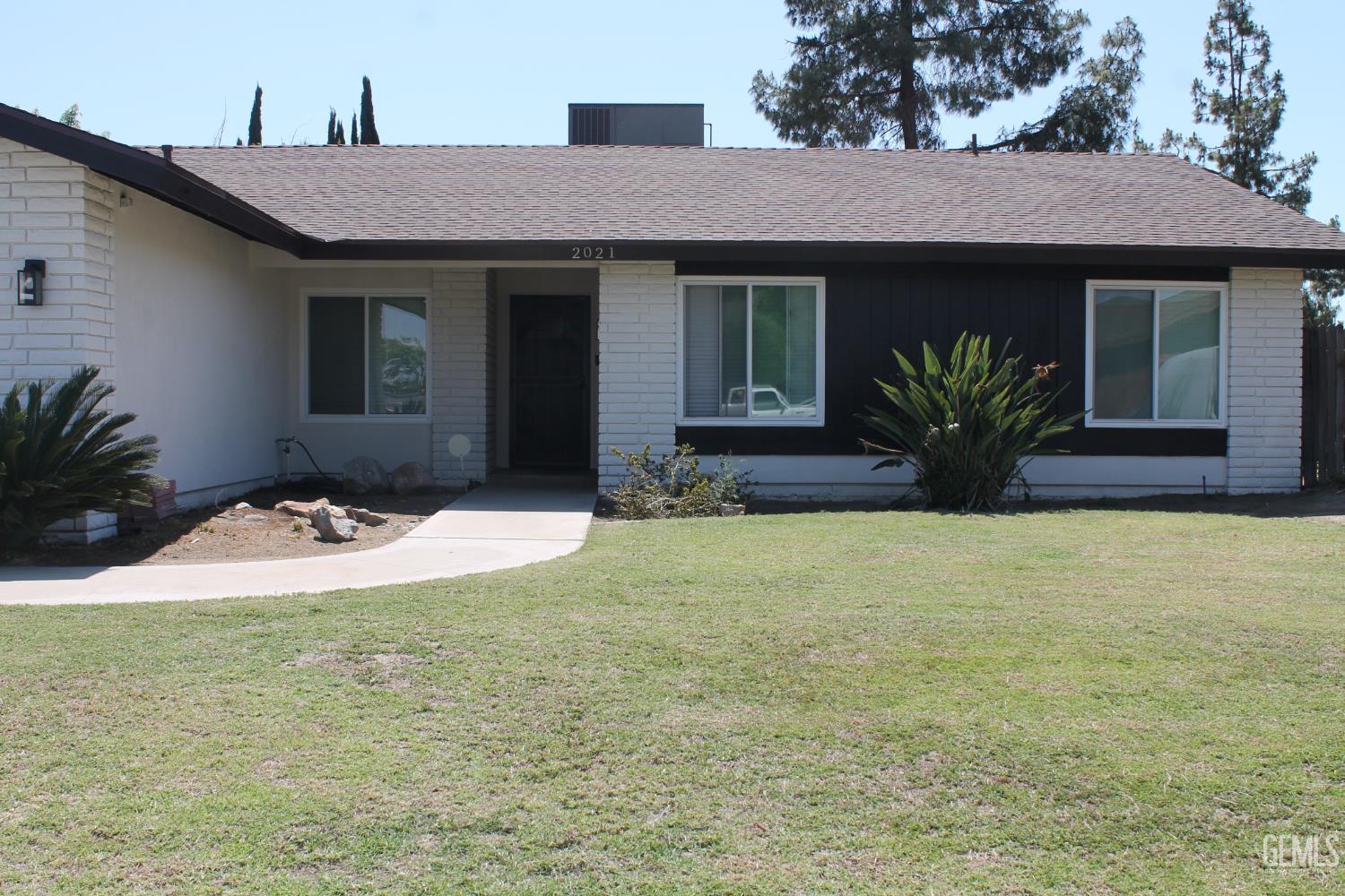 Single Family Residence in Bakersfield, photo 2 of 51