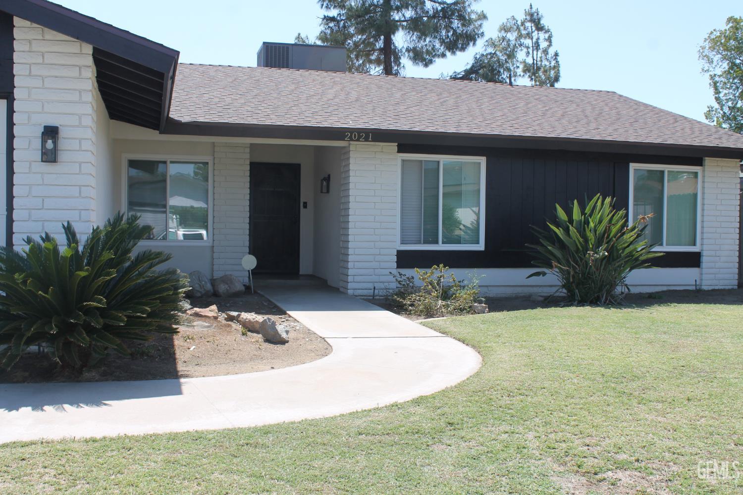 Single Family Residence in Bakersfield, photo 3 of 51
