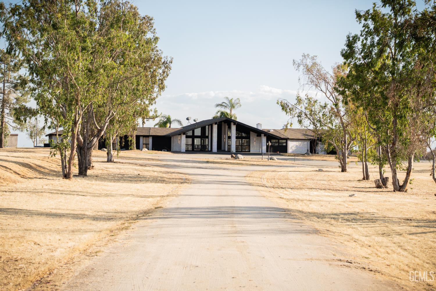 Single Family Residence in Bakersfield, photo 2 of 29