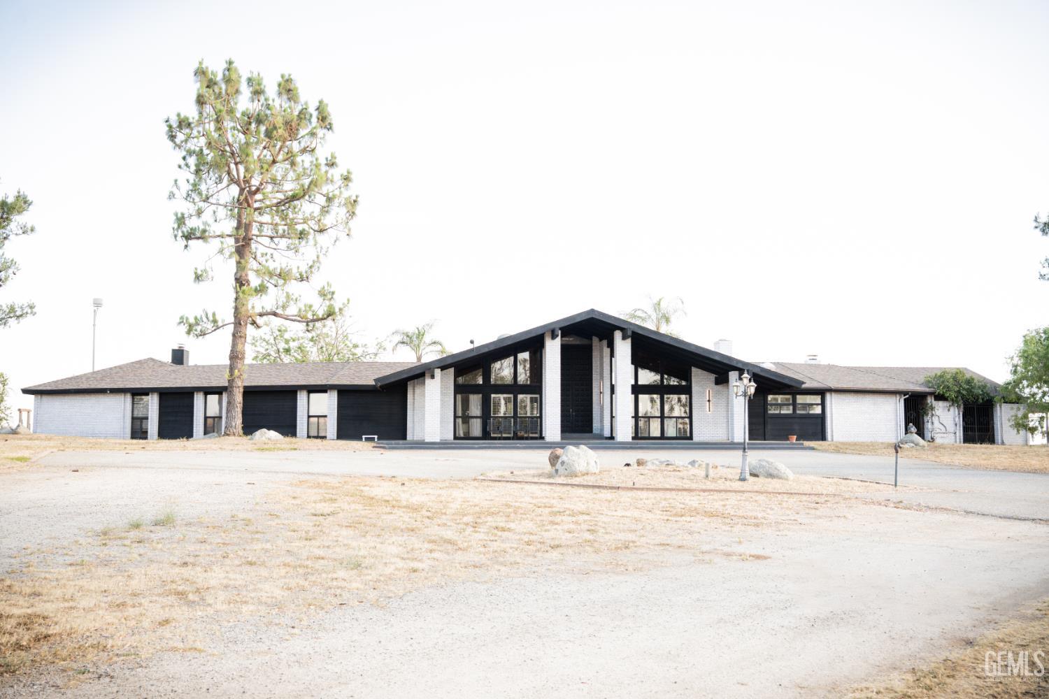 Single Family Residence in Bakersfield