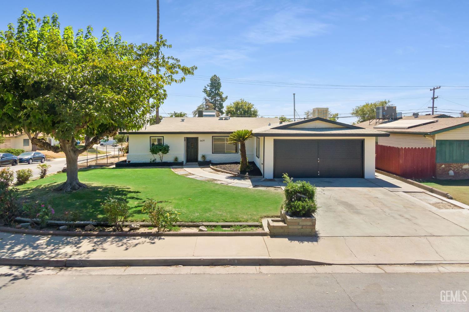 Single Family Residence in Bakersfield
