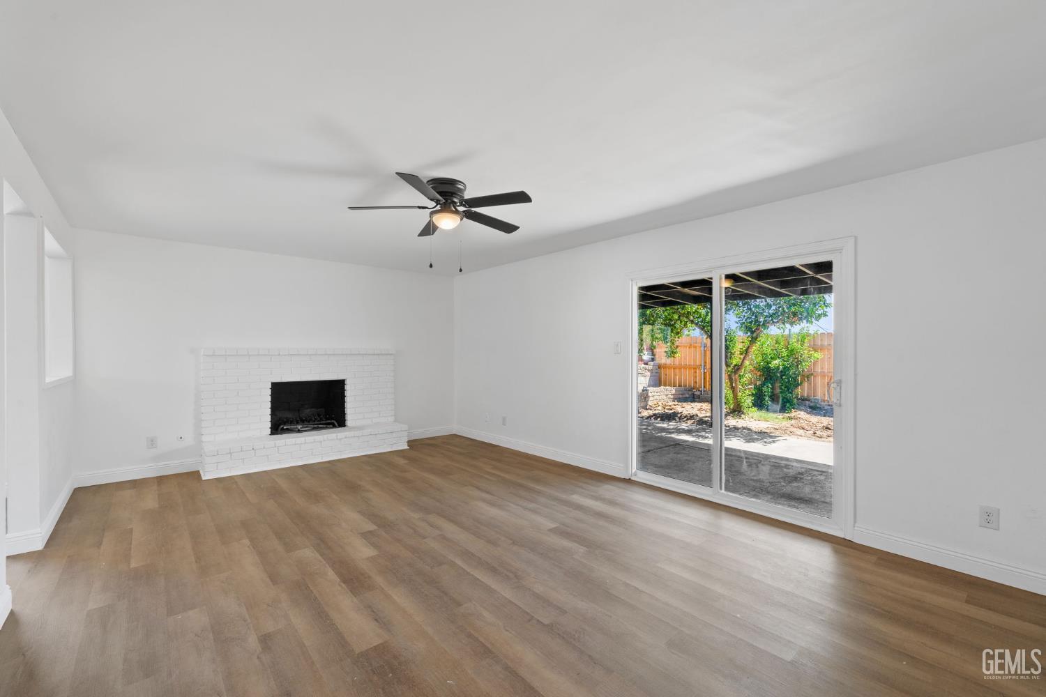 Single Family Residence in Bakersfield, photo 4 of 30