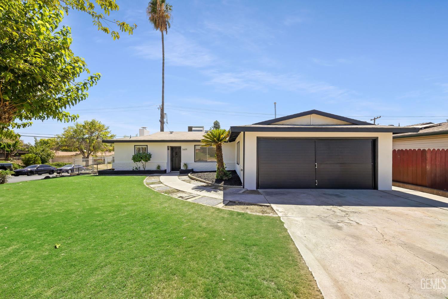 Single Family Residence in Bakersfield, photo 3 of 30