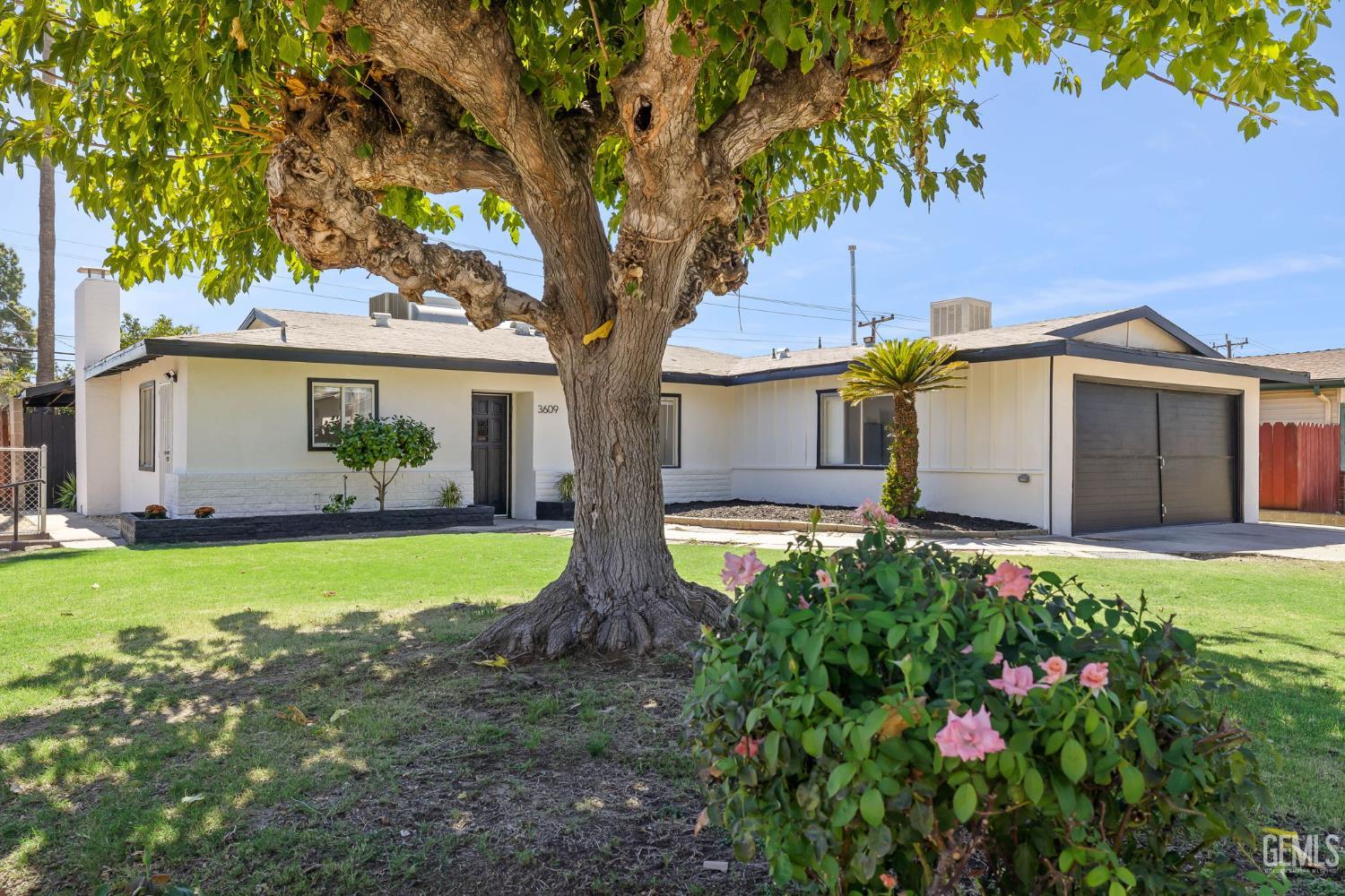 Single Family Residence in Bakersfield, photo 2 of 30