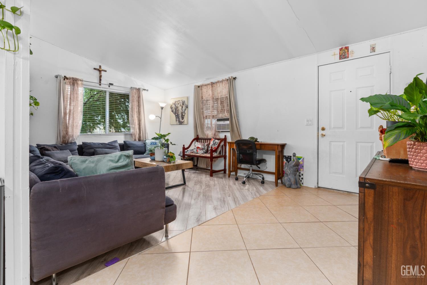 Manufactured Home in Bakersfield, photo 4 of 33
