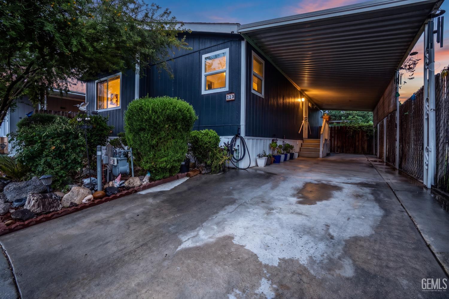 Manufactured Home in Bakersfield, photo 2 of 33