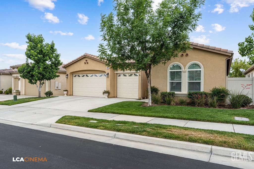 Single Family Residence in Bakersfield, photo 2 of 28