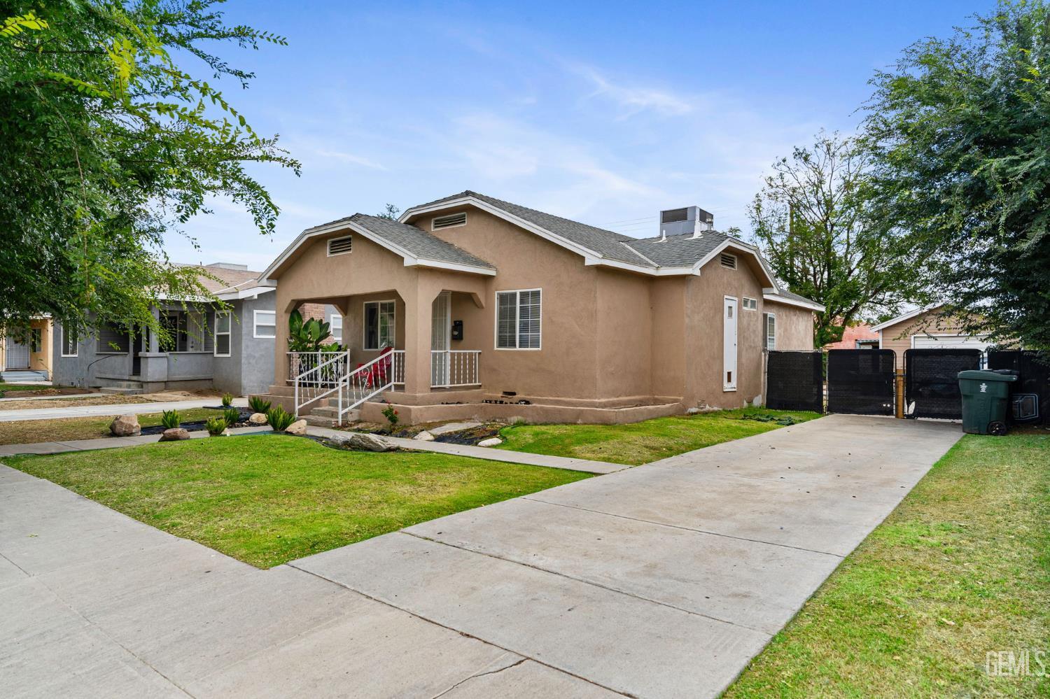 Single Family Residence in Bakersfield, photo 2 of 30