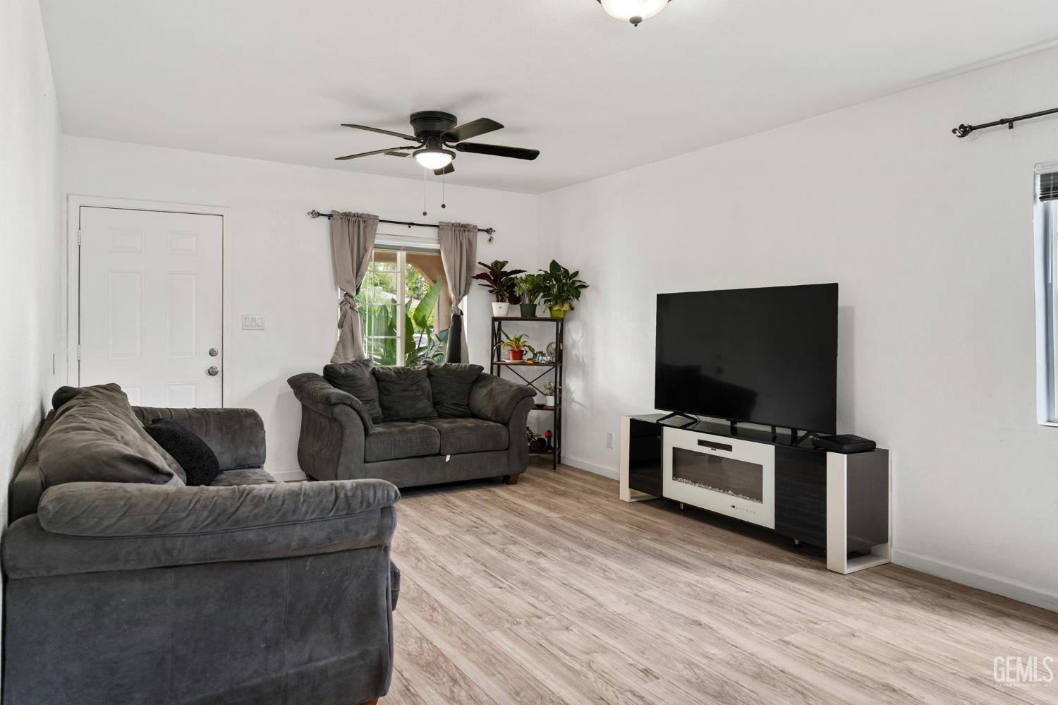 Single Family Residence in Bakersfield, photo 5 of 30