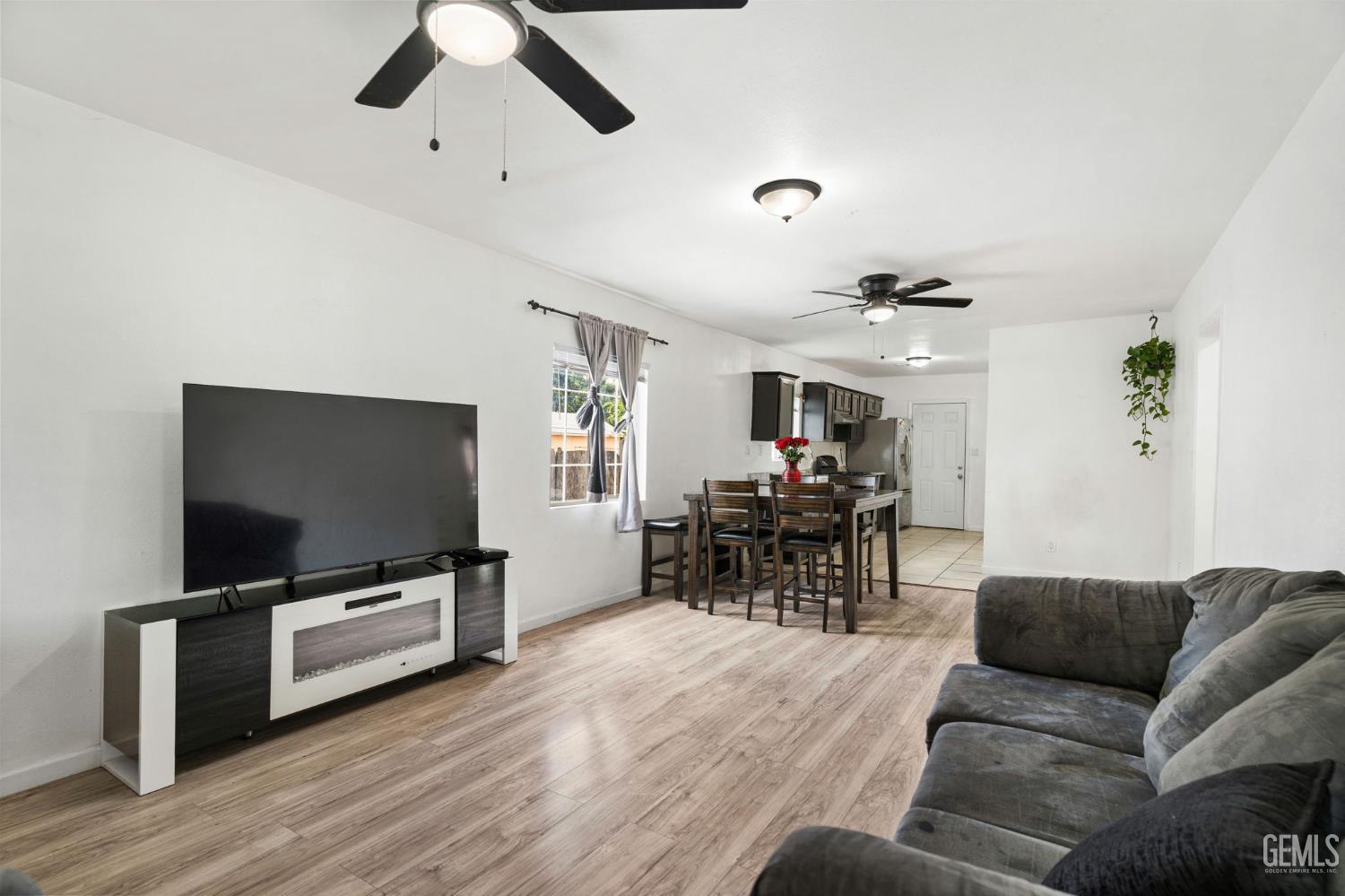 Single Family Residence in Bakersfield, photo 4 of 30