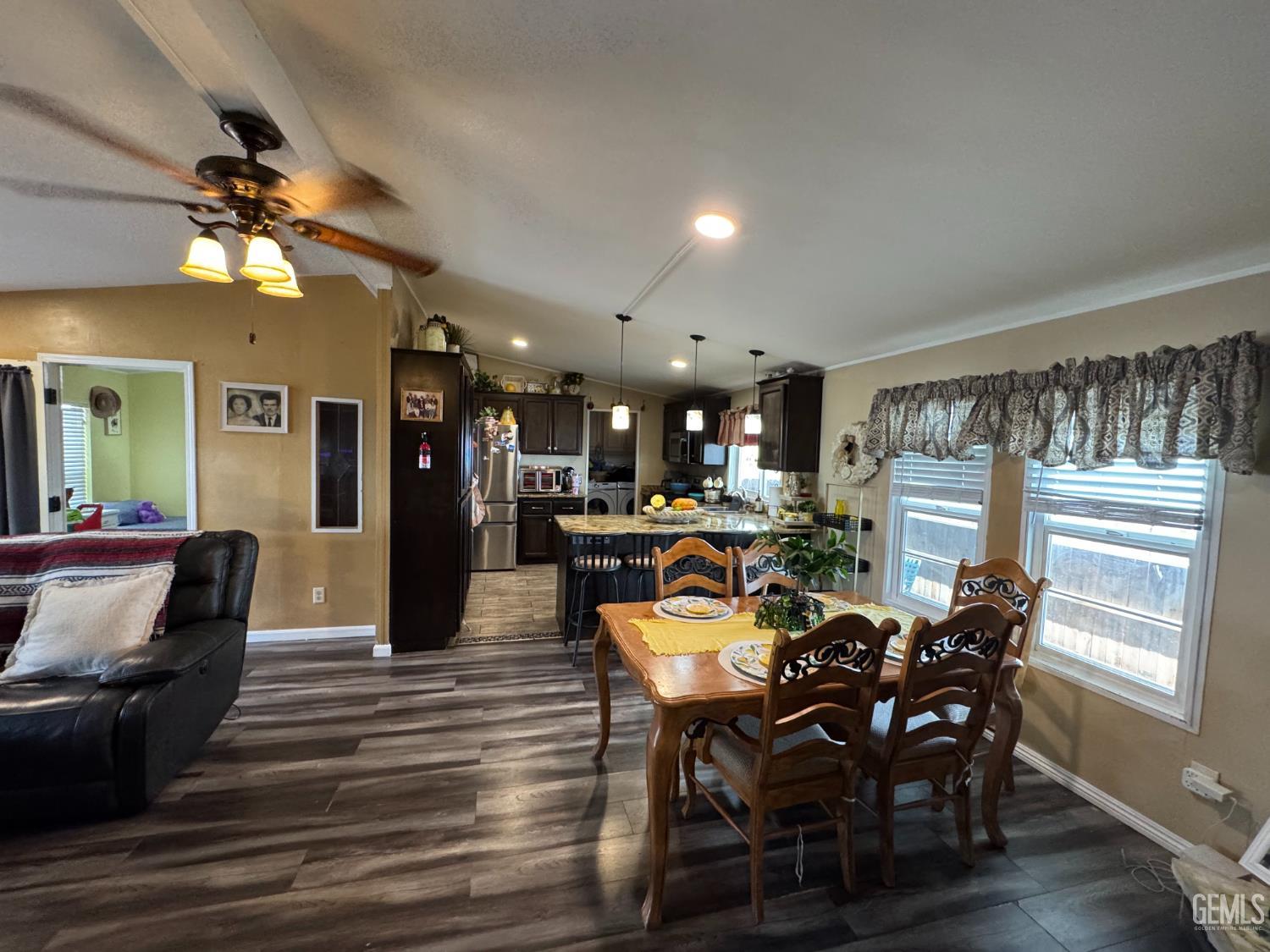 Manufactured Home in Bakersfield, photo 4 of 19