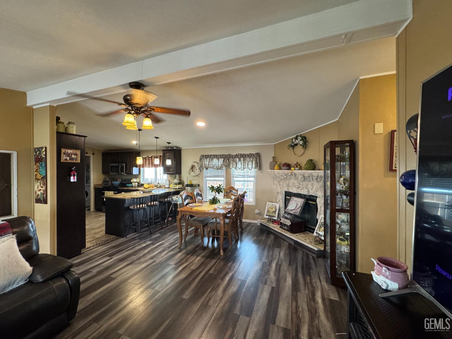 Manufactured Home in Bakersfield, photo 3 of 19