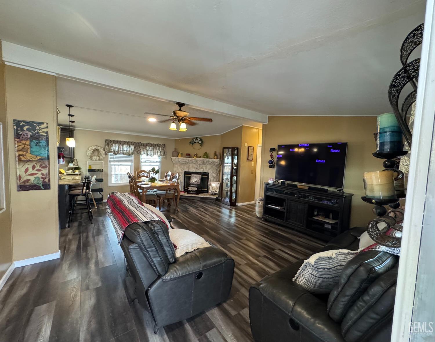 Manufactured Home in Bakersfield, photo 2 of 19