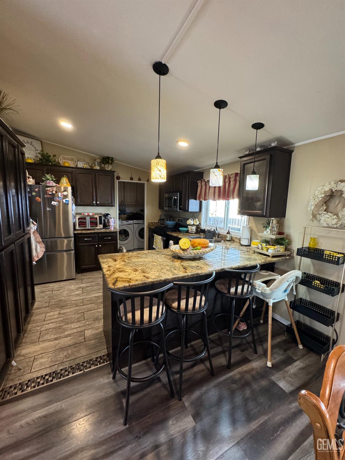 Manufactured Home in Bakersfield, photo 5 of 19