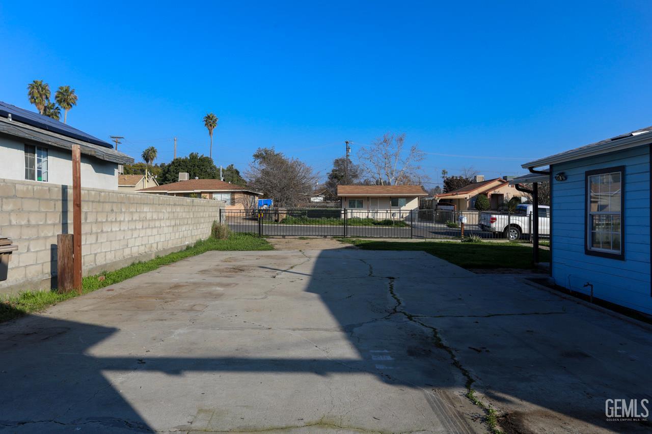 Single Family Residence in Bakersfield, photo 5 of 24