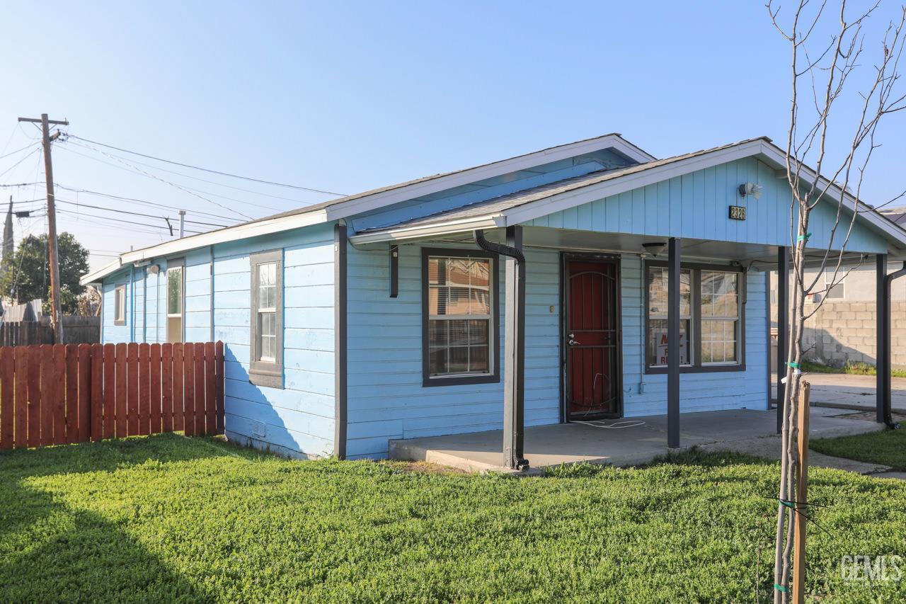Single Family Residence in Bakersfield, photo 2 of 24