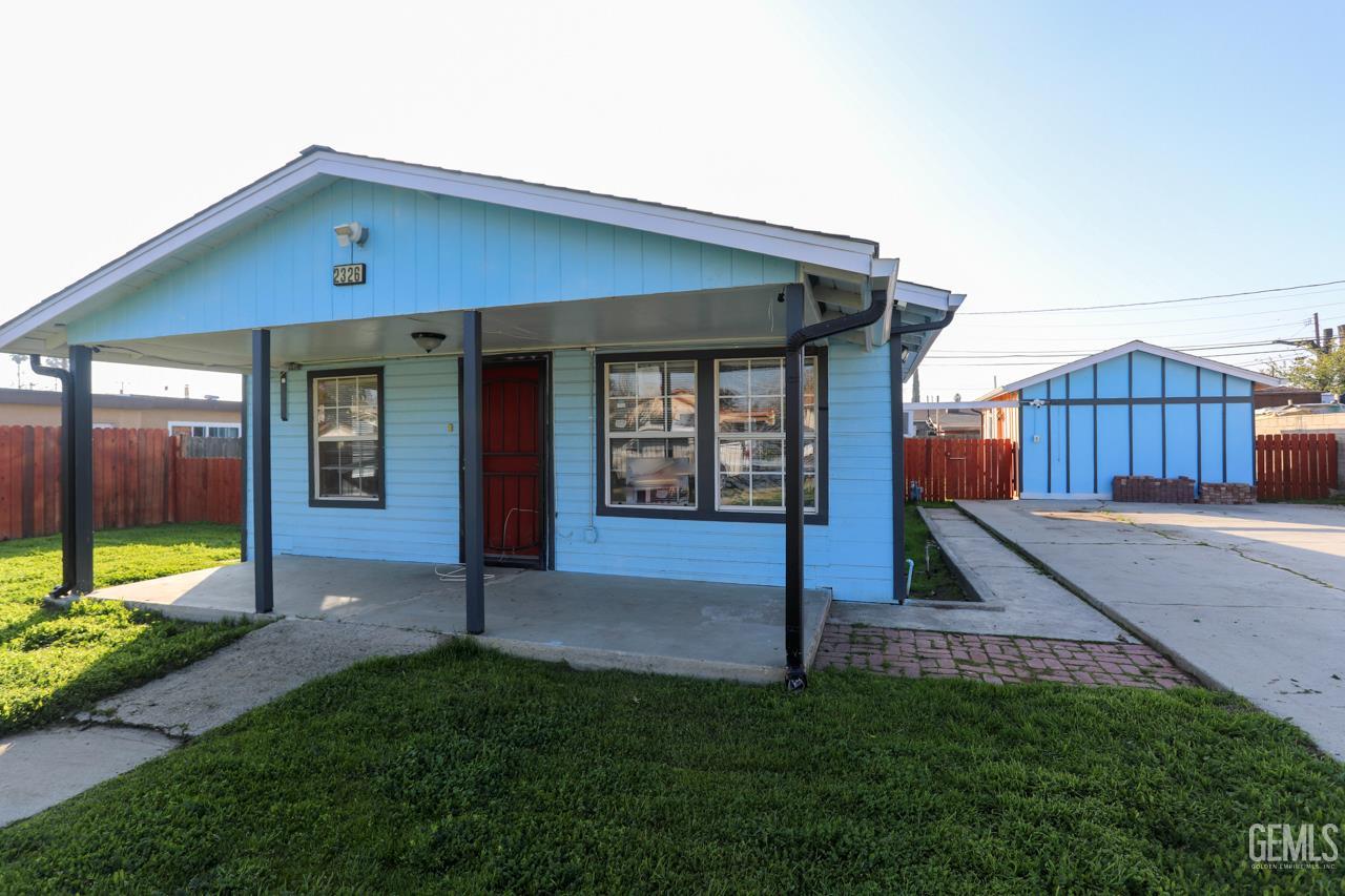 Single Family Residence in Bakersfield, photo 3 of 24
